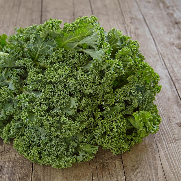 Foglie fresche di cavolo verde sulla tavola di legno