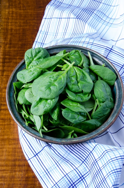 Foglie fresche di spinaci verdi freschi