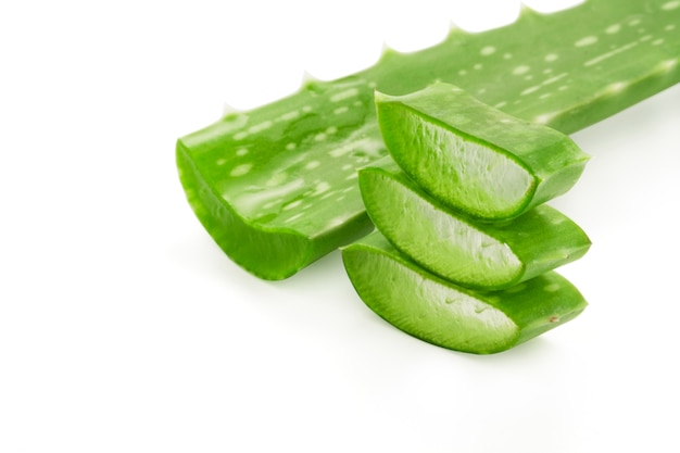 Foglie fresche isolate di vera dell'aloe affettate su fondo bianco. Il gel di aloe vera ha proprietà mediche per la guarigione delle ferite.