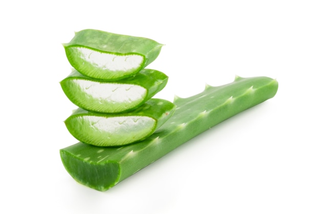 Foglie fresche isolate di vera dell'aloe affettate su fondo bianco. Il gel di aloe vera ha proprietà mediche per la guarigione delle ferite.