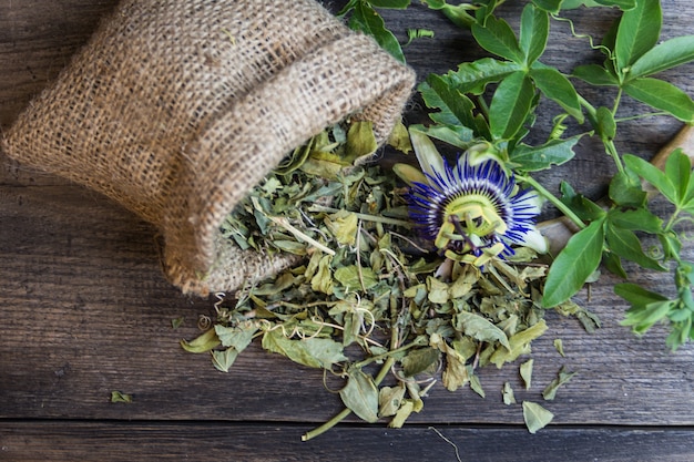 Foglie secche di passiflora da bere tè sedativo su fondo di legno