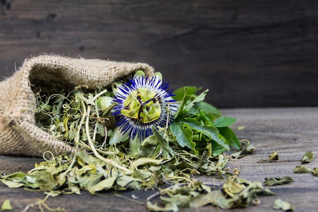 Foglie secche di passiflora da bere tè sedativo su fondo di legno