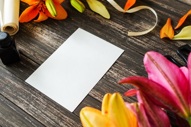 Foglio bianco bianco su fondo di legno con decorazioni