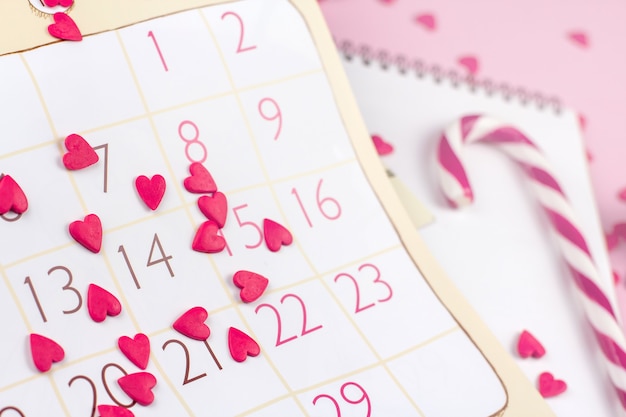 Foglio di calendario con data di San Valentino e cuori rossi.