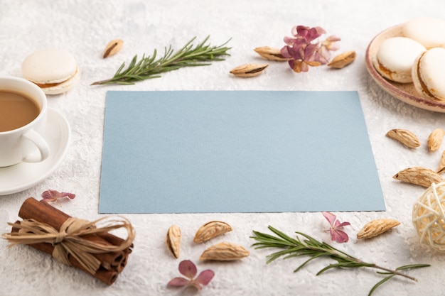 Foglio di carta blu con tazza di caffè, mandorle e amaretti