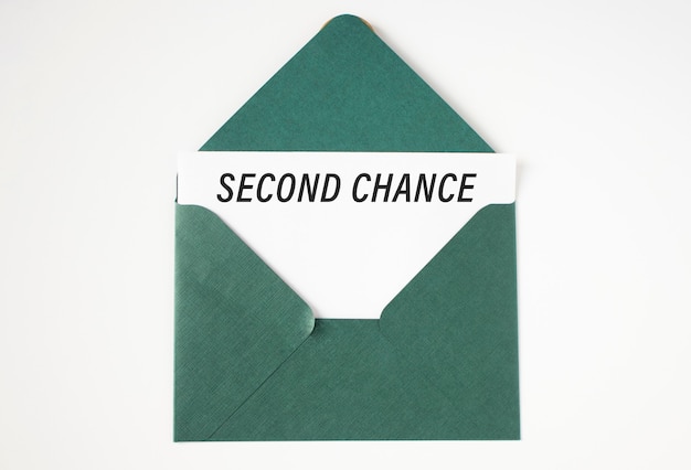 Foglio di carta con testo: Second Chance, Inserito in una busta verde.