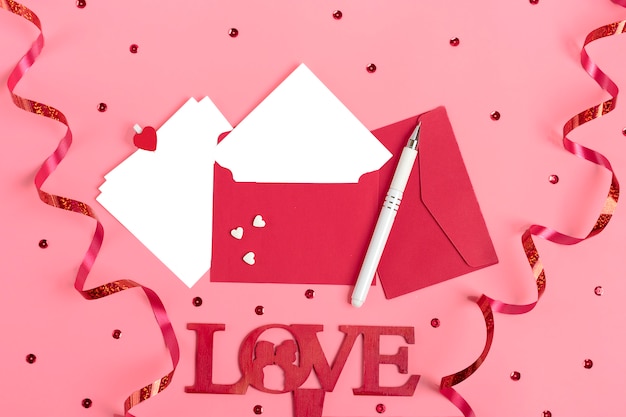 foglio di carta per messaggio su sfondo rosa San Valentino