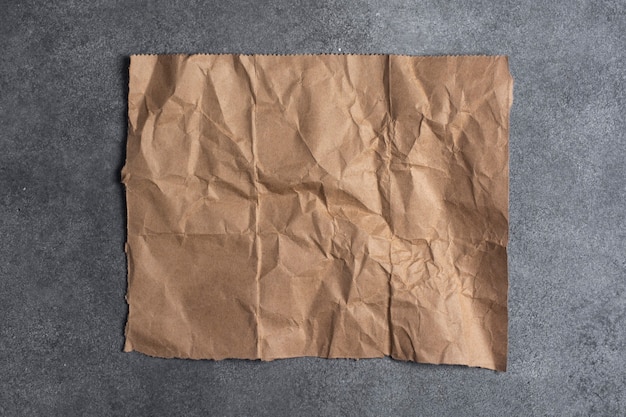 Foglio di carta vecchia sgualcito su un muro di cemento