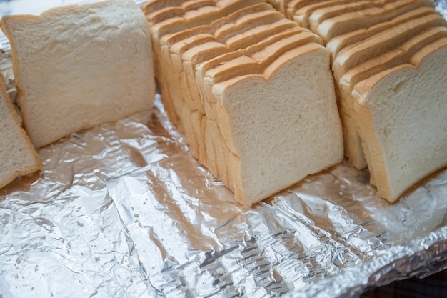 Foglio di pane sul piatto prima colazione da mangiare