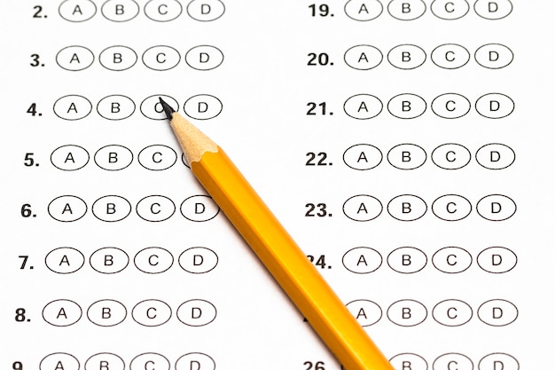 Foglio di valutazione del test con risposte e matita.