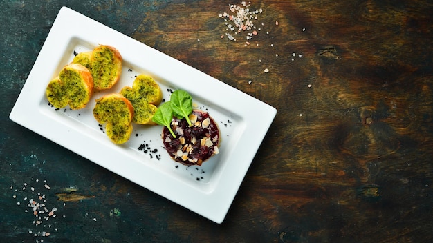 Foie gras Patè di fegato d'oca con salsa di more e pane tostato In un piatto bianco Vista dall'alto