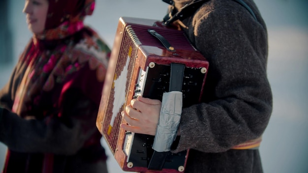 Folklore russo uomo russo che suona la fisarmonica all'aperto