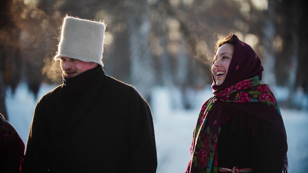 Folklore russo uomo russo e donna in piedi all'aperto in inverno