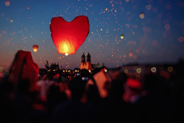 Folla all'evento contro il cielo di notte