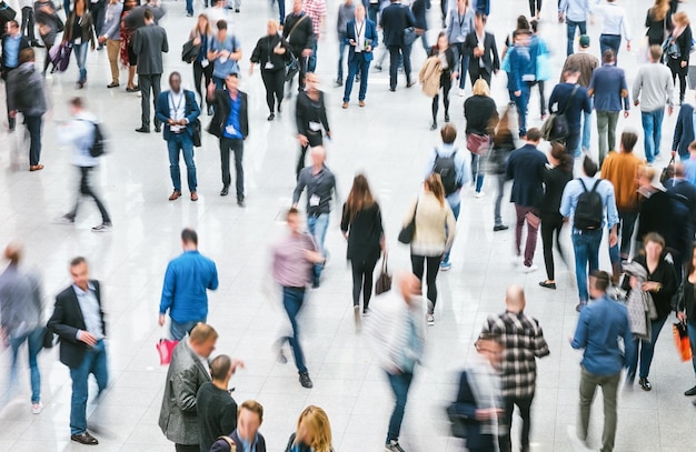 folla di gente della fiera che si precipita in una sala. ideale per layout di siti web e riviste