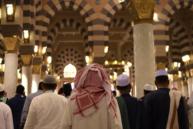 Folla di musulmani all'interno della moschea Nabawi. Vista interna di Masjidil Nabawi (Moschea Nabawi) a Med