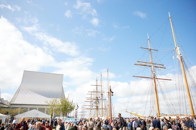 Folla di persone all'evento Tall Ship Race 2022