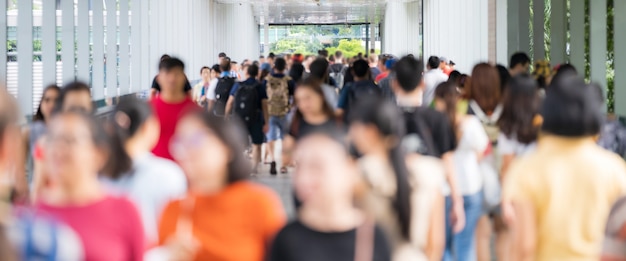 Folla di persone anonime che camminano sulla strada della città