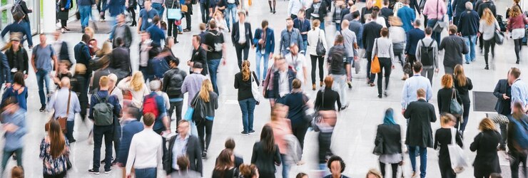 folla di persone anonime che si precipitano in un centro commerciale, dimensioni banner. ideale per layout di siti web e riviste