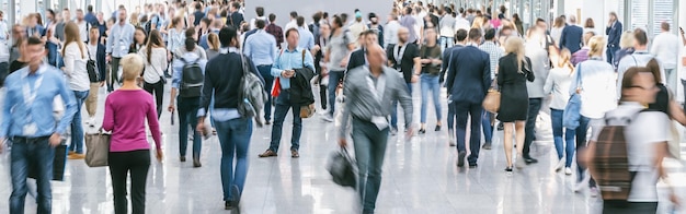 Folla di persone che camminano alla fiera