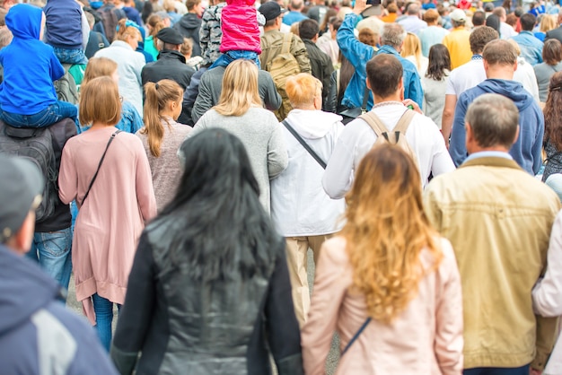 Folla di persone che camminano per le strade della città