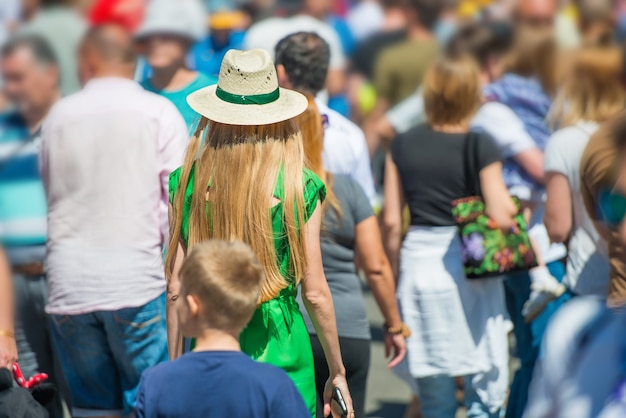 Folla di persone che camminano sulla strada della città