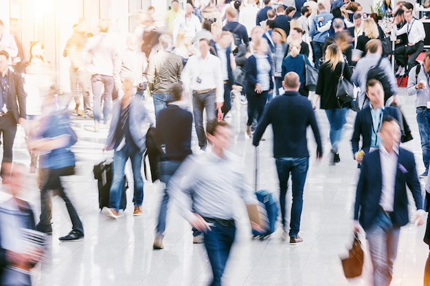 folla di persone che si precipitano in un edificio per uffici. ideale per layout di siti web e riviste