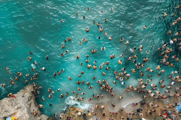 folla di persone felici al mare alla festa