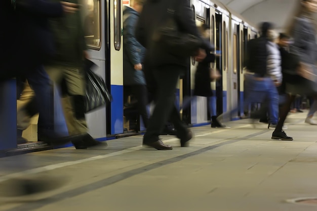 folla di persone metro in movimento sfocato, sfondo astratto traffico urbano persone