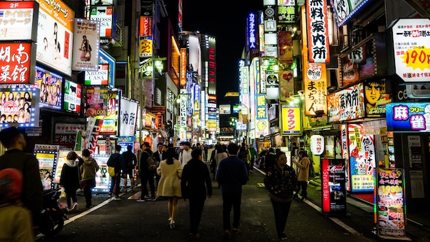 Folla nella città illuminata di notte