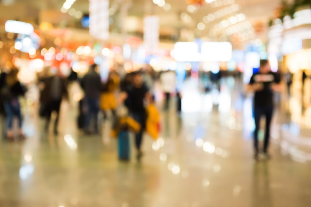 Folla sfocata di persone che camminano nella hall dell'aeroporto o nel centro commerciale