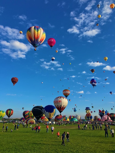 Folla su un campo erboso durante la festa internazionale delle mongolfiere di Albuquerque