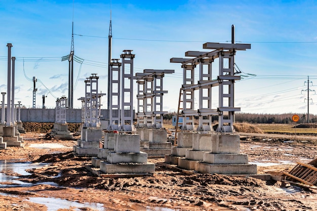 Fondazione monolitica in cemento armato o grillage per la costruzione di una moderna centrale elettrica Potenti colonne e grillage in cantiere Strutture monolitiche in cemento armato