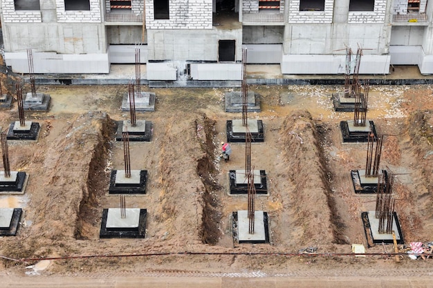 Fondazioni monolitiche in cemento armato per la costruzione di un edificio residenziale Grigliata in cantiere Pozzo di costruzione con fondazioni