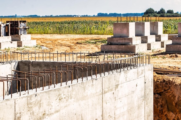 Fondazioni monolitiche in cemento armato per la costruzione di un edificio residenziale Grigliata in cantiere Pozzo di costruzione con fondazioni