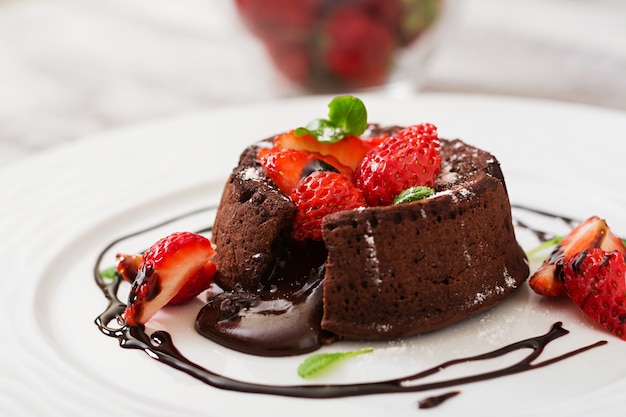 Fondente al cioccolato (cupcake) con fragole e zucchero a velo