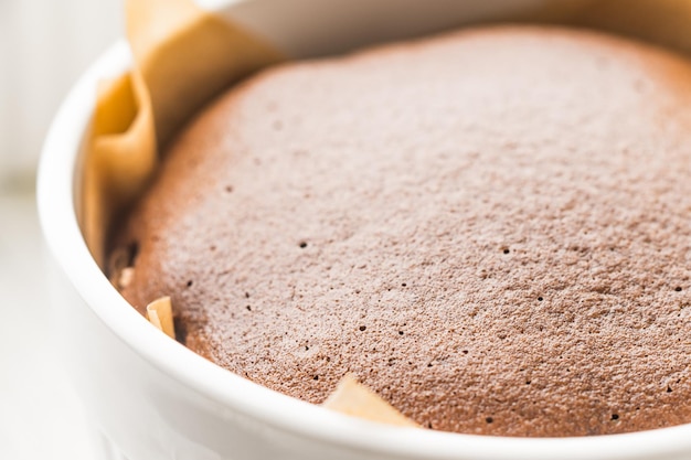 Fondente al cioccolato nel ramekin orizzontale