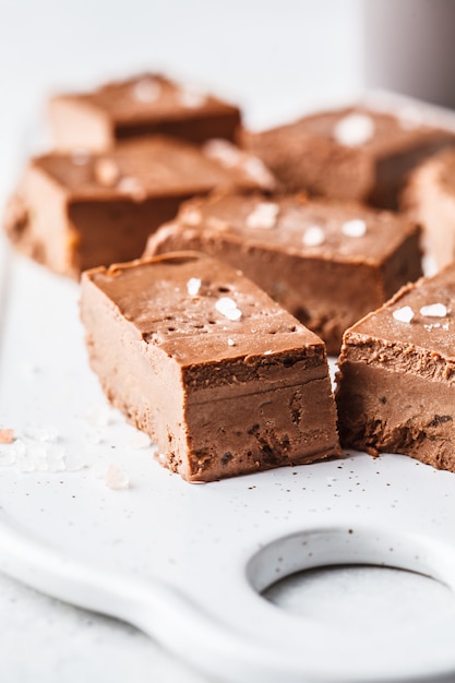 Fondente di cioccolato crudo vegan su un bordo bianco.