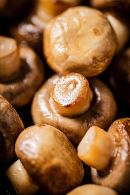 Fondo a macroistruzione di funghi fritti fragranti