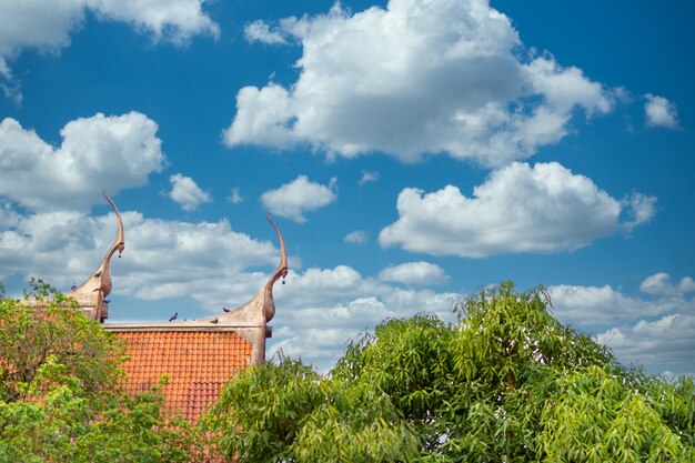 Fondo antico del cielo blu del tempio tailandese con le nuvole minuscole