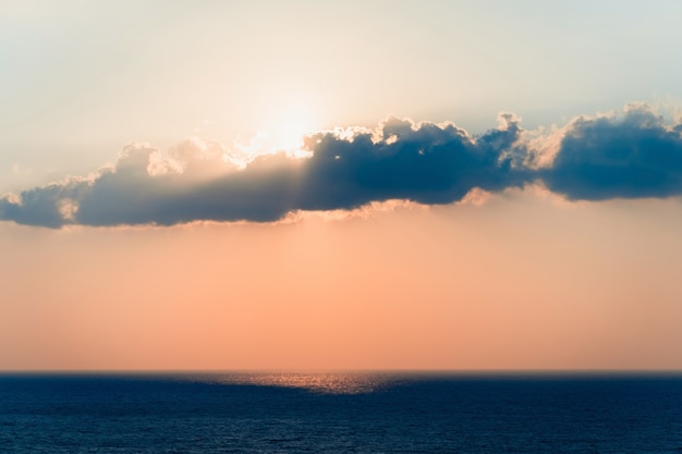 Fondo arancio scenico del cielo di tramonto, alba arancio scenica, vista sul mare di rilassamento con l&#39;ampio orizzonte.