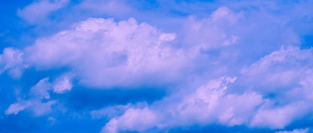 Fondo astratto del cielo e delle nuvole pastello blu