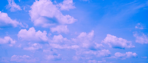 Fondo astratto del cielo e delle nuvole pastello blu