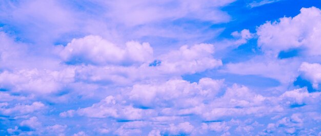 Fondo astratto del cielo e delle nuvole pastello blu