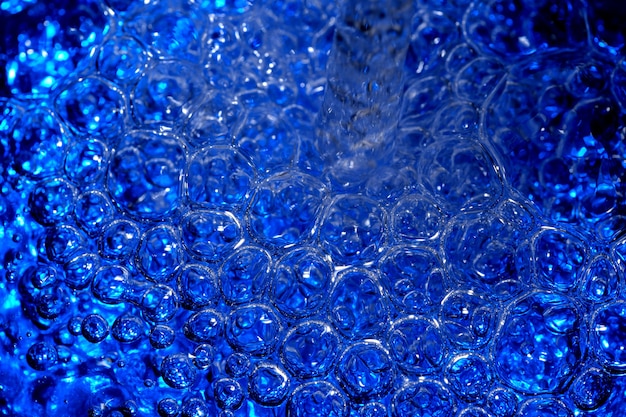 Fondo astratto dell'acqua blu di arte di struttura con la macrofotografia del primo piano delle bolle d'aria