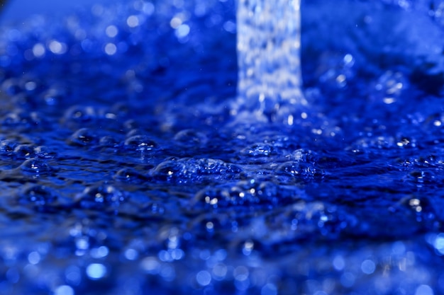 Fondo astratto dell'acqua blu di arte di struttura con la macrofotografia del primo piano delle bolle d'aria