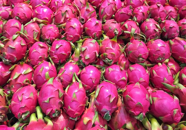 Fondo astratto della merce nel carrello della frutta del drago al mercato. Motivo di frutta del drago.