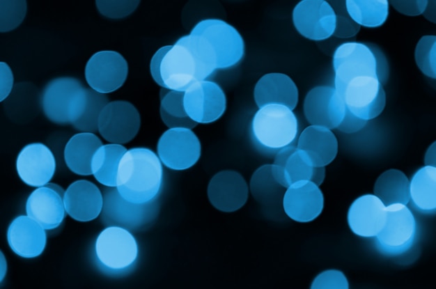Fondo astratto elegante di Natale blu festivo con molte luci del bokeh