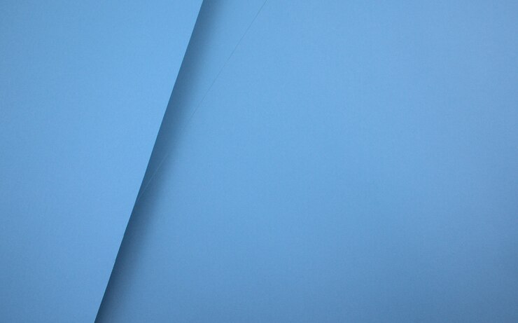 Fondo astratto strutturato della carta in bianco blu-chiaro