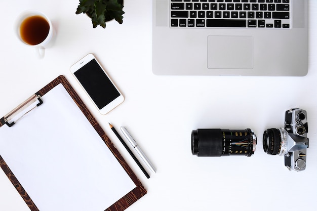 fondo bianco del computer portatile, della macchina fotografica e dello Smart Phone della lavagna per appunti